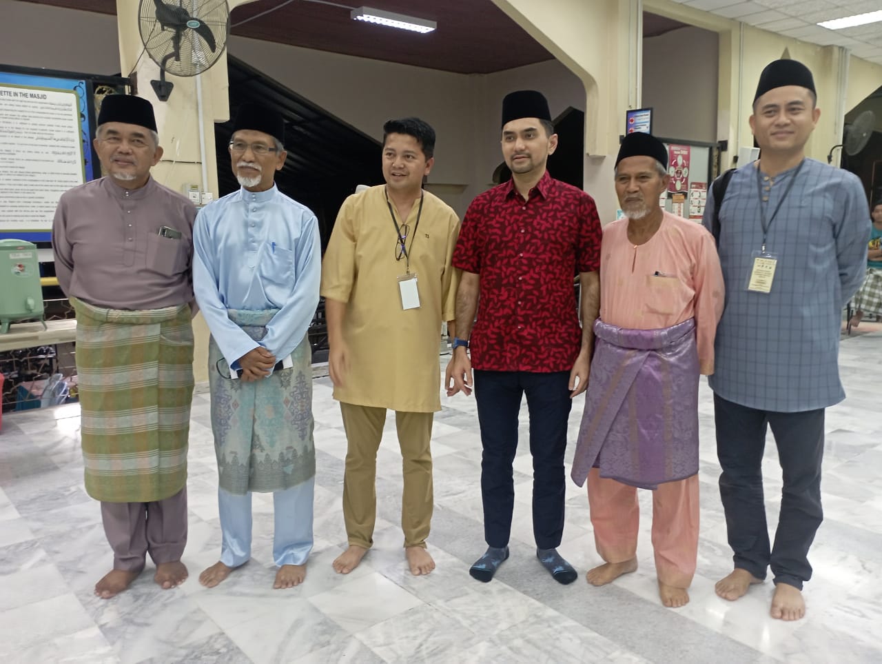 Menteri Pelancongan Seni dan Budaya, Khairul Firdaus Akhbar Khan foto bersama dengan Sahariman, GM Karangkraf Malaysia Hasyim Anang serta pengurus masjid Muadz bin Jabal Setiawangsa.
